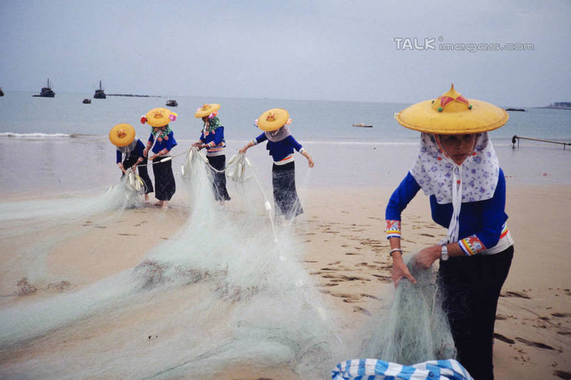 东方人,站,横图,室外,白天,正面,民族服装,旅游,度假,海浪,海洋,美景,沙滩,帽子,中国,亚洲,五个人,弯腰,阴影,服装,光线,沙子,影子,海岸,景观,浪花,沙地,许多人,注视,黄种人,娱乐,斗笠,衣服,蓝色,蓝天,天空,阳光,自然,海水,天,观察,看,站着,一群人,享受,休闲,遮阳,景色,放松,服饰,渔网,晴朗,观看,渔具,察看,衣着,穿着,关注,抓捕,自然风光,捕捞,鱼网,海景,福建,东亚,惠安,福建省,万里无云,拉网,捕捞工具,中华人民共和国,华东地区,弯身,闽,泉州,泉州市,衣饰,笠帽,年轻女性,女人,女性,亚洲人,大海,风浪,海,海水的波动,海滩,近岸浪,涌浪,晴空,晴空万里,站立,半身,彩图,传统服装,民俗服,编结帽,箬笠,蔽雨,惠安县,shtjw1