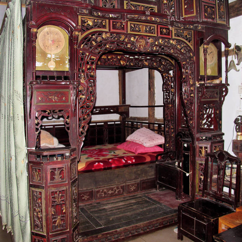 无人,家,方图,室外,白天,正面,床,家具,靠垫,装修,建筑,椅子,雕塑,艺术,装饰,雕刻,雕像,房屋,木椅,双人床,屋子,公寓,床单,靠枕,古典,被子,建设,装潢,洋房,楼房,住宅,工艺品,垫子,室内装潢,枕头,中式,纪念,华丽,修饰,样板房,明亮,美术,点缀,舒适,被单,家居装潢,主题,房屋设计,陈列,室内设计,宽敞,样板房装潢,功能,美学,衬托,美观,雅致,雅观,设计,彩图,房子,shtjw1