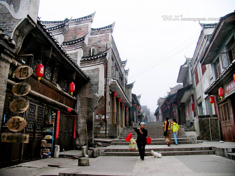 东方人,家,走,横图,室外,白天,仰视,旅游,度假,名胜古迹,楼梯,标志建筑,地标,建筑,照明,中国,亚洲,行人,游客,游人,阴影,服装,遗迹,光线,灯笼,影子,纸灯笼,房屋,阶梯,屋子,许多人,注视,休闲装,黄种人,古迹,文物,娱乐,建设,古建筑,楼房,路人,旅客,台阶,住宅,衣服,蓝色,蓝天,天空,阳光,灯具,天,观察,看,一群人,享受,休闲,休闲服,旅游胜地,放松,服饰,晴朗,观看,照亮,察看,照明设备,关注,古文明,东亚,贵州,贵州省,黎平,翘街,万里无云,中华人民共和国,黔,西南地区,黔东南,黔东南州,黔东南苗族侗族自治州,过客,男人,男性,年轻男性,年轻女性,女人,女性,亚洲人,晴空,晴空万里,步行,散步,走路,彩图,低角度拍摄,全身,房子,黎平县,shtjw1