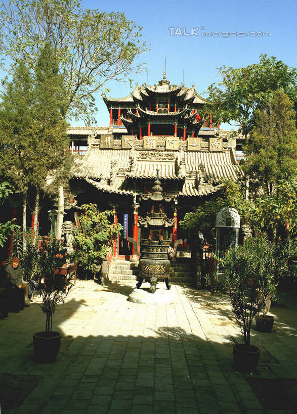 无人,寺庙,竖图,室外,白天,仰视,旅游,度假,名胜古迹,植物,标志建筑,地标,建筑,中国,亚洲,阴影,节日,遗迹,光线,影子,燃烧,古迹,文化,文物,娱乐,建设,古建筑,树,树木,蓝色,绿色,蓝天,天空,阳光,自然,香火,庙宇,天,祈祷,享受,休闲,健康,旅游胜地,放松,许愿,宗教,信仰,生长,晴朗,成长,纪念,祈求,古文明,东亚,宁夏,高庙,中卫,万里无云,中华人民共和国,西北地区,宁夏回族自治区,宁,中卫市,平安,晴空,晴空万里,彩图,低角度拍摄,庙,寺,shtjw1