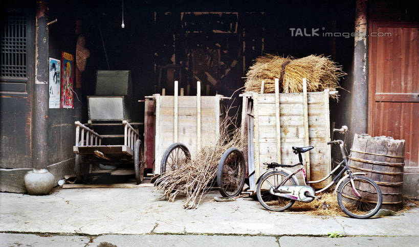 无人,家,木屋,横图,室外,白天,正面,自行车,中国,亚洲,一堆,许多,堆叠,堆积,干草,很多,临安,浙江,住宅,车,脚踏车,浙江省,草垛,交通工具,堆,载具,东亚,中华人民共和国,华东地区,浙,干草垛,彩图,茅舍,茅屋,棚屋,小木屋,小屋,临安市,shtjw1