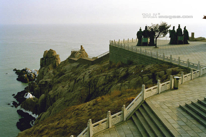 无人,栏杆,横图,俯视,室外,白天,旅游,度假,海浪,海洋,石头,美景,山,山脉,楼梯,雕塑,中国,亚洲,阴影,艺术,装饰,光线,雕刻,雕像,扶手,石子,影子,阶梯,景观,浪花,山峰,水平线,辽阔,海平线,山峦,娱乐,山东,护栏,台阶,蓝色,蓝天,天空,阳光,自然,海水,工艺品,群山,天,享受,休闲,广阔,景色,放松,晴朗,纪念,一望无际,美术,自然风光,主题,陈列,海景,东亚,沉积岩,山东省,成山头,威海,万里无云,中华人民共和国,华东地区,功能,美学,鲁,威海市,无边无际,一马平川,水成岩,大海,风浪,海,海水的波动,近岸浪,石块,岩石,涌浪,晴空,晴空万里,彩图,高角度拍摄,天尽头,龙须岛镇,成山角,水天相接,水天一线,荣成,荣成市,shtjw1