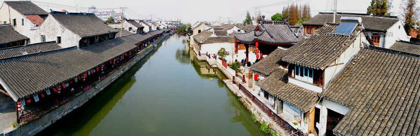 无人,家,栏杆,横图,俯视,室外,白天,旅游,度假,河流,名胜古迹,水,植物,标志建筑,地标,建筑,椅子,上海,中国,亚洲,阴影,波纹,遗迹,光线,影子,房屋,木椅,屋子,河水,水流,围栏,涟漪,古迹,文物,娱乐,建设,古建筑,护栏,楼房,住宅,树,树木,蓝色,绿色,倒影,蓝天,水纹,天空,阳光,自然,波浪,天,享受,休闲,旅游胜地,放松,生长,晴朗,成长,申,倒映,古文明,东亚,枫泾,金山区,上海市,上海枫泾古镇,万里无云,中华人民共和国,沪,华东地区,水晕,反照,枫泾镇,沪上八景,新沪上八景,晴空,晴空万里,彩图,高角度拍摄,房子,shtjw1