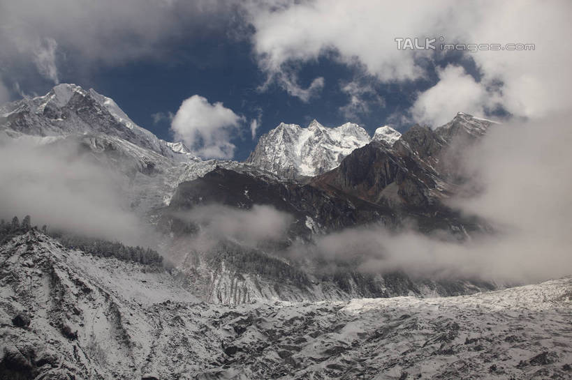 无人,横图,室外,白天,正面,旅游,度假,石头,美景,森林,山,树林,雪,雪山,植物,雾,大雪,贡嘎山,中国,亚洲,阴影,朦胧,模糊,光线,石子,影子,冰,积雪,景观,山顶,山峰,雪景,云,云朵,冬季,冬天,山峦,云彩,娱乐,树,树木,蓝色,绿色,白云,蓝天,天空,阳光,自然,天,享受,休闲,景色,放松,寒冷,四川省,生长,晴朗,成长,迷雾,冰冷,自然风光,东亚,沉积岩,四川,甘孜藏族自治州,中华人民共和国,西南地区,严寒,川,甘孜,甘孜州,冰凉,酷寒,凛冽,凛凛,极冷,保护区,颠峰,极峰,自然保护区,贡嘎山风景区,贡嘎山国家级自然保护区,贡嘎山自然保护区,水成岩,石块,岩石,大雾,晴空,彩图,shtjw1