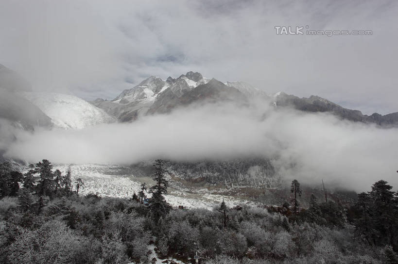 无人,横图,室外,白天,正面,旅游,度假,石头,美景,森林,山,树林,雪,雪山,植物,雾,大雪,贡嘎山,中国,亚洲,阴影,朦胧,模糊,光线,石子,影子,冰,积雪,景观,山顶,山峰,雪景,云,云朵,冬季,冬天,山峦,云彩,娱乐,树,树木,蓝色,绿色,白云,蓝天,天空,阳光,自然,天,享受,休闲,景色,放松,寒冷,四川省,生长,晴朗,成长,迷雾,冰冷,自然风光,东亚,沉积岩,四川,甘孜藏族自治州,中华人民共和国,西南地区,严寒,川,甘孜,甘孜州,冰凉,酷寒,凛冽,凛凛,极冷,保护区,颠峰,极峰,自然保护区,贡嘎山风景区,贡嘎山国家级自然保护区,贡嘎山自然保护区,水成岩,石块,岩石,大雾,晴空,彩图,shtjw1