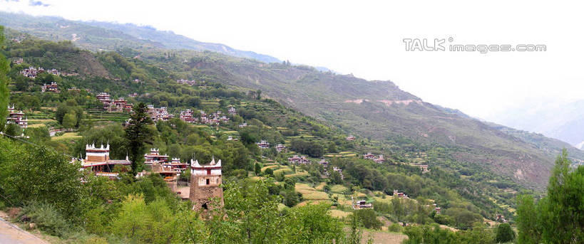 无人,家,横图,俯视,室外,白天,旅游,度假,草地,草坪,石头,美景,山,山脉,树林,植物,中国,亚洲,阴影,光线,石子,影子,房屋,屋子,景观,山顶,山峰,山峦,娱乐,楼房,住宅,草,树,树木,绿色,阳光,自然,群山,享受,休闲,景色,放松,四川省,生长,成长,自然风光,东亚,沉积岩,四川,丹巴,甘孜藏族自治州,中华人民共和国,西南地区,川,丹巴县,甘孜,甘孜州,甲居藏寨,颠峰,极峰,水成岩,石块,岩石,彩图,高角度拍摄,房子,shtjw1