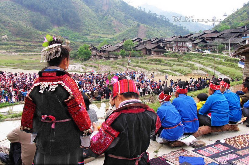 东方人,伙伴,朋友,家,木屋,站,坐,横图,室外,白天,民族服装,旅游,度假,友谊,草地,草坪,石头,美景,山,山脉,植物,中国,亚洲,阴影,服装,光线,石子,影子,景观,山顶,山峰,山峦,许多人,黄种人,娱乐,住宅,草,树,树木,背面,衣服,绿色,阳光,自然,群山,站着,一群人,享受,休闲,景色,放松,服饰,生长,成长,衣着,穿着,自然风光,东亚,沉积岩,贵州,贵州省,台江,中华人民共和国,黔,西南地区,黔东南,黔东南州,黔东南苗族侗族自治州,衣饰,颠峰,极峰,水成岩,友情,男人,男性,年轻男性,年轻女性,女人,女性,中年男性,中年女性,亚洲人,石块,岩石,站立,坐着,半身,彩图,传统服装,民俗服,茅舍,茅屋,棚屋,小木屋,小屋,台江县,老屯乡,shtjw1