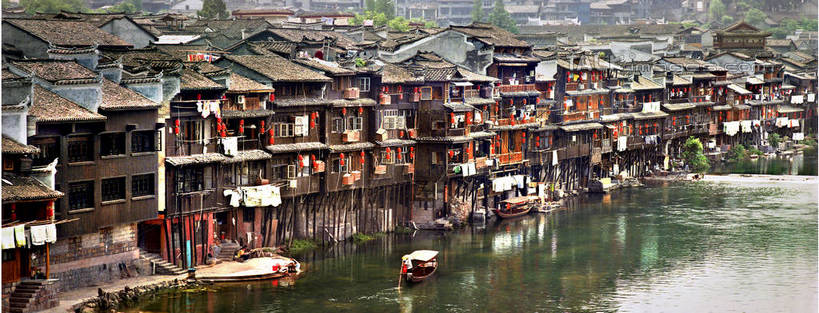 无人,家,横图,室外,白天,正面,旅游,度假,河流,名胜古迹,水,植物,标志建筑,地标,建筑,船,照明,中国,亚洲,阴影,波纹,遗迹,光线,凤凰,灯笼,影子,纸灯笼,房屋,屋顶,屋子,河水,水流,木船,涟漪,顶棚,古迹,文物,娱乐,建设,古建筑,楼房,住宅,树,树木,绿色,倒影,水纹,阳光,自然,灯具,交通工具,波浪,享受,休闲,旅游胜地,放松,生长,成长,照亮,倒映,舟,照明设备,载具,古文明,东亚,湖南,湖南省,凤凰古城,中华人民共和国,水晕,华中地区,湘,反照,凤凰县,彩图,房子,shtjw1