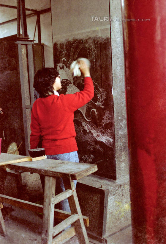 东方人,一个人,站,举,竖图,室内,白天,绘画,雕塑,西安,中国,亚洲,仅一个年轻女性,仅一个女性,仅一个人,握,服装,艺术,装饰,雕刻,雕像,浮雕,拿,拿着,休闲装,黄种人,文化,背面,衣服,红色,工艺品,托,站着,休闲,休闲服,握着,服饰,纪念,美术,主题,陈列,东亚,陕西,陕西省,碑林,西安市,中华人民共和国,省会,功能,美学,西北地区,陕,年轻女性,女人,女性,亚洲人,画画,举起,举手,举着,向上举,向上伸,向上托,站立,半身,彩图,西安碑林,西安碑林博物馆,shtjw1