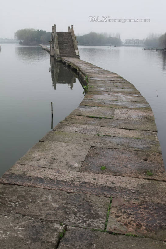 无人,竖图,俯视,室外,白天,旅游,度假,河流,石头,美景,水,中国,亚洲,波纹,石子,河水,景观,水流,天桥,桥,涟漪,娱乐,浙江,浙江省,倒影,水纹,自然,波浪,享受,休闲,景色,放松,人行桥,倒映,自然风光,东亚,绍兴,中华人民共和国,华东地区,水晕,浙,绍兴市,反照,石块,彩图,高角度拍摄,纤道桥,shtjw1