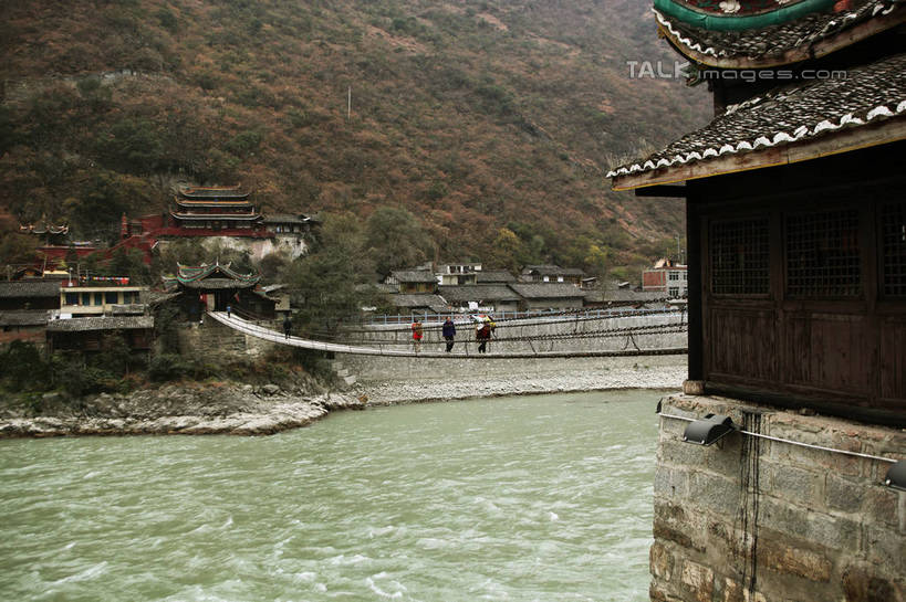 东方人,走,横图,室外,白天,旅游,度假,河流,石头,美景,名胜古迹,山,山脉,水,标志建筑,地标,建筑,中国,亚洲,行人,游客,游人,服装,遗迹,石子,河水,景观,山顶,山峰,水流,桥,山峦,许多人,休闲装,黄种人,古迹,文物,娱乐,建设,古建筑,路人,旅客,背面,衣服,自然,群山,一群人,享受,休闲,休闲服,旅游胜地,景色,放松,服饰,吊桥,四川省,人行桥,悬索桥,自然风光,吊杆,古文明,东亚,沉积岩,四川,泸定桥,甘孜藏族自治州,中华人民共和国,西南地区,川,甘孜,甘孜州,泸定县,颠峰,极峰,锚锭,悬索,过客,水成岩,男人,男性,年轻男性,年轻女性,女人,女性,亚洲人,石块,岩石,步行,散步,走路,彩图,全身,铁索桥,泸定,shtjw1