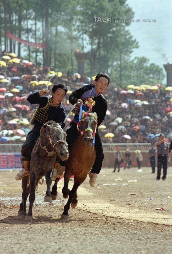 东方人,体育馆,运动场,坐,竖图,室外,白天,正面,植物,马,野生动物,中国,亚洲,阴影,服装,节日,庆祝,光线,伞,影子,雨伞,遮阳伞,看台,许多人,注视,休闲装,黄种人,文化,阳伞,体育场,马场,座位,树,树木,火把节,骑,衣服,蓝色,绿色,蓝天,天空,阳光,自然,动物,天,观察,看,一群人,庆典,休闲,休闲服,运输,服饰,牲畜,四川省,生长,晴朗,成长,观看,纪念,察看,太阳伞,关注,东亚,赛马场,凉山彝族自治州,四川,凉山,万里无云,跑马场,中华人民共和国,西南地区,运动馆,川,凉山州,坐位,男人,男性,年轻男性,年轻女性,女人,女性,中年男性,中年女性,亚洲人,晴空,晴空万里,坐着,半身,彩图,凉山火把节,shtjw1