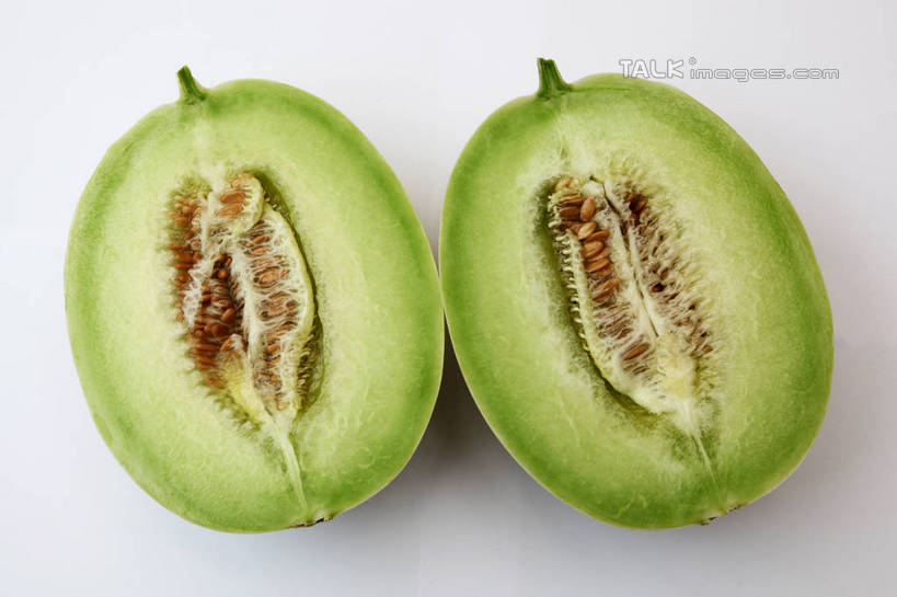 无人,横图,俯视,室内,特写,白天,白色背景,水果,切开,阴影,新鲜,反射,纹路,纹理,影子,生食,食品,果实,甜瓜,食物,一个,绿色,切,香瓜,摄影,有机食品,绿色食品,影棚,单个,甘瓜,剖面,切面,肌理,彩图,高角度拍摄,影棚拍摄,拍摄,shtjw1