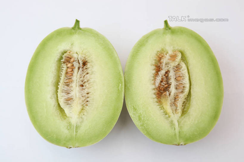 无人,横图,俯视,室内,特写,白天,白色背景,水果,切开,阴影,新鲜,反射,纹路,纹理,影子,生食,食品,果实,甜瓜,食物,一个,绿色,切,香瓜,摄影,有机食品,绿色食品,影棚,单个,甘瓜,剖面,切面,肌理,彩图,高角度拍摄,影棚拍摄,拍摄,shtjw1