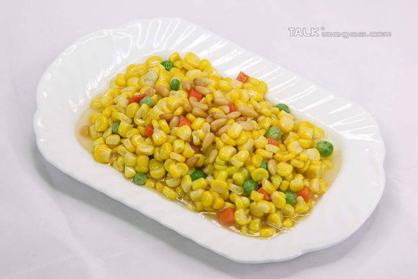 无人,横图,俯视,室内,特写,白天,烹饪,中餐,玉米,植物,豆,萝卜,胡萝卜,蔬菜,餐具,阴影,灰色背景,新鲜,反射,棒子,碟子,盘,影子,豆类,豆子,玉蜀黍,料理,食品,松子玉米,松子,松子仁,菜肴,美食,食物,盘子,碟,中式,摄影,佳肴,有机食品,绿色食品,影棚,苞米,松仁,苞芦,黄萝卜,番萝卜,豆科,苞谷,松籽仁,包谷,大蜀黍,番麦,薏米包,玉高粱,玉麦,珍珠米,青大豆,青豆,红萝卜,甘荀,彩图,高角度拍摄,影棚拍摄,拍摄,丁香萝卜,胡芦菔金,金笋,shwf1