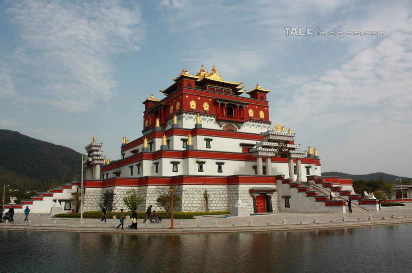 无人,寺庙,横图,室外,白天,正面,旅游,度假,湖,湖泊,名胜古迹,森林,山,山脉,树林,水,植物,标志建筑,地标,建筑,太湖,中国,亚洲,阴影,节日,遗迹,光线,影子,湖面,山峰,水流,水面,云,云朵,山峦,云彩,古迹,文化,文物,娱乐,建设,古建筑,江苏,无锡,树,树木,蓝色,绿色,白云,蓝天,天空,阳光,自然,庙宇,湖水,群山,天,祈祷,享受,休闲,健康,旅游胜地,放松,许愿,宗教,佛教,信仰,生长,晴朗,成长,纪念,祈求,古文明,东亚,江苏省,灵山胜境,中华人民共和国,华东地区,苏,无锡市,释教,平安,晴空,彩图,庙,寺,滨湖区,五印坛城,五印城,太湖国家旅游度假区,shwf1