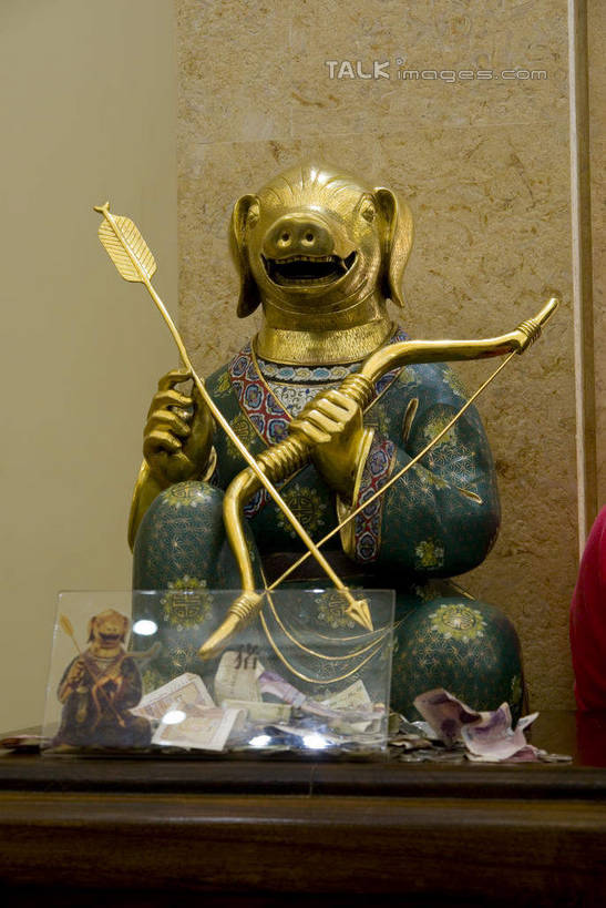 无人,宫殿,坐,竖图,室内,白天,正面,民族服装,旅游,度假,名胜古迹,标志建筑,地标,建筑,猪,雕塑,中国,亚洲,阴影,节日,遗迹,艺术,装饰,光线,雕刻,雕像,影子,灯光,注视,古迹,文化,文物,娱乐,建设,传统,古建筑,江苏,无锡,十二生肖,动物,工艺品,观察,看,祈祷,享受,休闲,健康,属相,旅游胜地,家畜,放松,许愿,宗教,生肖,佛教,牲畜,信仰,观看,纪念,祈求,美术,察看,宫廷,关注,主题,陈列,古文明,东亚,江苏省,灵山胜境,中华人民共和国,华东地区,苏,功能,美学,兽历,无锡市,王宫,释教,平安,坐着,彩图,全身,传统服装,民俗服,皇宫,灵山梵宫,太湖国家旅游度假区滨湖区,shwf1