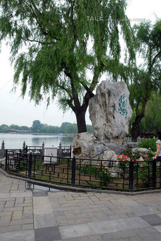 无人,栏杆,竖图,室外,白天,正面,旅游,度假,河流,美景,水,植物,柳树,雕塑,北京,中国,亚洲,艺术,装饰,雕刻,雕像,扶手,河水,景观,水流,枝条,首都,娱乐,什刹海,护栏,垂柳,石雕,树,树木,树枝,蓝色,绿色,蓝天,天空,自然,工艺品,天,享受,休闲,景色,放松,生长,晴朗,成长,纪念,美术,自然风光,主题,陈列,东亚,万里无云,中华人民共和国,北京市,京,北平,华北地区,功能,美学,倒挂柳,虬枝,枝杈,晴空,晴空万里,垂枝柳,彩图,shwf1