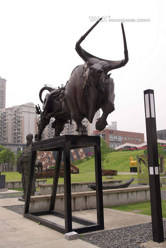 无人,竖图,室外,白天,仰视,度假,草地,草坪,美景,植物,城市风光,城市,路灯,牛,照明,雕塑,上海,中国,亚洲,奔驰,艺术,装饰,雕刻,雕像,景观,灯光,娱乐,红坊,创意园,灯,草,树,树木,一只,蓝色,绿色,蓝天,天空,自然,动物,工艺品,天,奔跑,享受,休闲,家畜,景色,放松,牲畜,生长,晴朗,成长,纪念,照亮,美术,申,照明设备,主题,陈列,东亚,长宁区,上海市,万里无云,中华人民共和国,沪,华东地区,功能,美学,晴空,晴空万里,彩图,低角度拍摄,全身,红坊文化艺术社区,红坊创意园区,shwf1