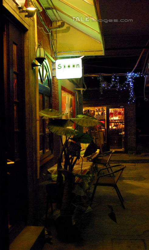 无人,竖图,彩色,室外,夜晚,正面,度假,美景,餐桌,桌子,城市风光,城市,霓虹灯,椅子,上海,中国,亚洲,阴影,光线,昆虫,蚕,影子,景观,灯光,七彩,娱乐,光源,泰康路,田子坊,霓虹,灯,动物,享受,休闲,景色,放松,餐台,申,照明设备,益虫,卢湾区,东亚,上海市,中华人民共和国,沪,华东地区,氖灯,家蚕,蚕宝宝,桑蚕,彩图,shwf1