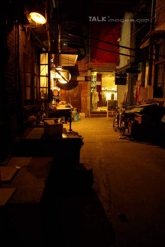 无人,商店,竖图,室外,夜晚,正面,度假,美景,餐桌,窗户,桌子,城市风光,城市,道路,路,公路,椅子,上海,中国,亚洲,阴影,光线,影子,景观,灯光,交通,娱乐,商铺,泰康路,田子坊,玻璃窗,享受,休闲,景色,放松,餐台,申,卢湾区,东亚,上海市,中华人民共和国,沪,华东地区,市肆,商号,马路,彩图,店铺,shwf1