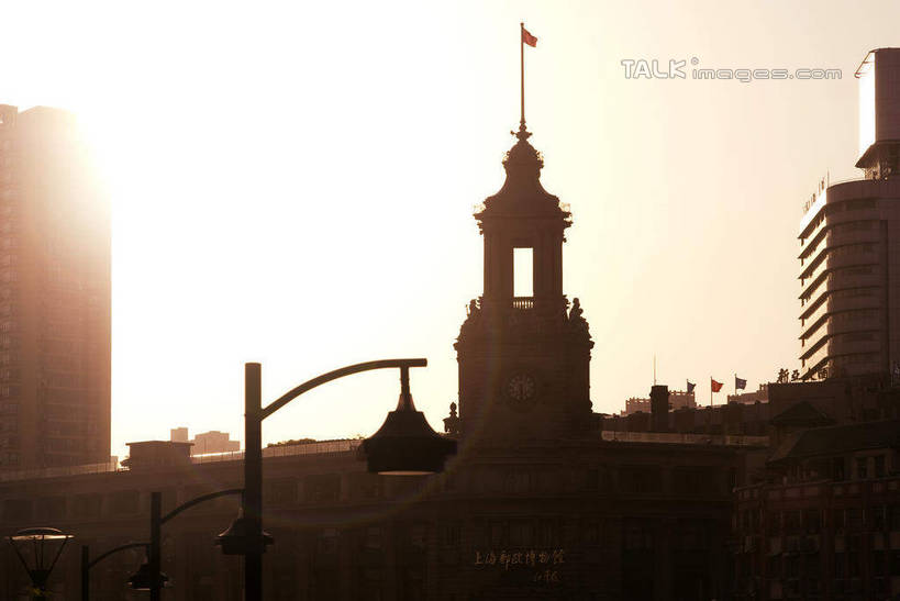无人,高楼大厦,横图,室外,白天,仰视,度假,美景,日落,城市风光,标志建筑,城市,大厦,地标,建筑,路灯,摩天大楼,旗帜,照明,上海,中国,亚洲,阴影,朦胧,模糊,光线,影子,景观,晚霞,霞光,落日,建筑群,灯光,背光,娱乐,旗子,建设,虹口区,灯,阳光,黄昏,享受,休闲,景色,彩霞,放松,照亮,申,照明设备,逆光,东亚,上海市,上海邮政博物馆,中华人民共和国,沪,华东地区,旌旗,旗号,闸北区,夕照,薄暮,夕阳,彩图,低角度拍摄,傍晚,大楼,高层建筑,高楼,摩天楼,天潼路,斜阳,shwf1