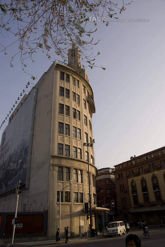 无人,高楼大厦,竖图,室外,白天,仰视,度假,美景,植物,城市风光,城市,大厦,建筑,摩天大楼,上海,中国,亚洲,阴影,光线,伞,影子,雨伞,遮阳伞,景观,枝条,娱乐,阳伞,圆明园路,树,树木,树枝,蓝色,绿色,蓝天,天空,阳光,自然,天,享受,休闲,景色,放松,生长,晴朗,成长,申,太阳伞,黄浦区,东亚,上海市,万里无云,中华人民共和国,沪,华东地区,虬枝,枝杈,晴空,晴空万里,彩图,低角度拍摄,大楼,高层建筑,高楼,摩天楼,shwf1