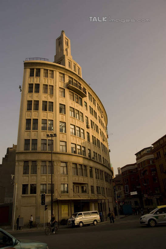 无人,高楼大厦,竖图,室外,白天,仰视,度假,美景,城市风光,城市,大厦,建筑,摩天大楼,上海,中国,亚洲,阴影,光线,影子,景观,娱乐,圆明园路,蓝色,蓝天,天空,阳光,天,享受,休闲,景色,放松,晴朗,申,黄浦区,东亚,上海市,万里无云,中华人民共和国,沪,华东地区,晴空,晴空万里,彩图,低角度拍摄,大楼,高层建筑,高楼,摩天楼,shwf1