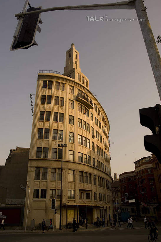 无人,高楼大厦,竖图,室外,白天,仰视,度假,安全,美景,植物,城市风光,城市,大厦,建筑,摩天大楼,上海,中国,亚洲,阴影,光线,影子,景观,红绿灯,信号灯,交通,娱乐,圆明园路,树,树木,蓝色,绿色,蓝天,天空,阳光,自然,天,享受,休闲,景色,放松,警示,生长,晴朗,成长,申,提示,流通,黄浦区,东亚,上海市,交通信号灯,万里无云,行人信号灯,中华人民共和国,沪,华东地区,晴空,晴空万里,彩图,低角度拍摄,大楼,高层建筑,高楼,摩天楼,shwf1