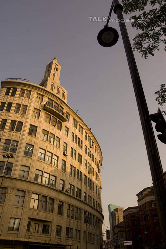 无人,高楼大厦,竖图,室外,白天,仰视,度假,美景,植物,城市风光,城市,大厦,建筑,摩天大楼,指示牌,上海,中国,亚洲,阴影,电力,光线,标志,电线,电线杆,路标,线,影子,景观,枝条,电能,线路,娱乐,标识,圆明园路,路牌,树,树木,树枝,蓝色,绿色,蓝天,天空,阳光,自然,天,享受,休闲,景色,放松,生长,晴朗,成长,电,电源,申,能量,黄浦区,东亚,上海市,万里无云,中华人民共和国,沪,华东地区,虬枝,枝杈,晴空,晴空万里,彩图,低角度拍摄,大楼,高层建筑,高楼,摩天楼,shwf1