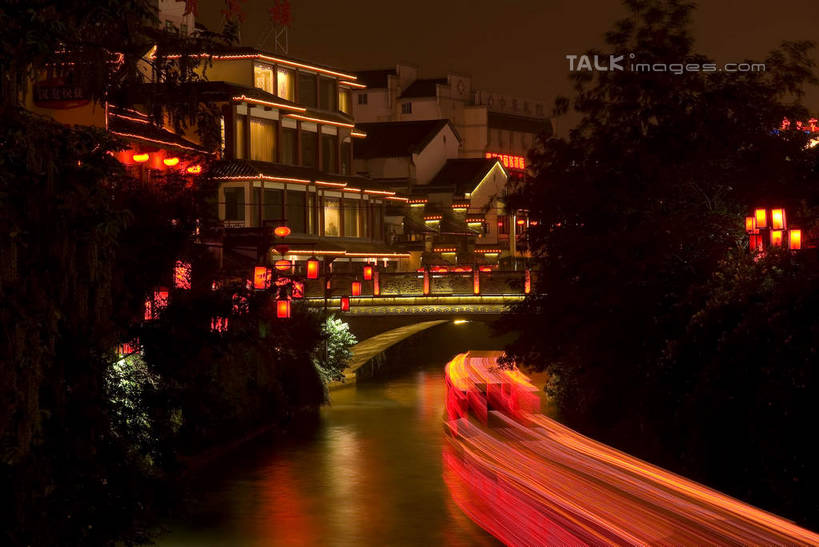 无人,寺庙,横图,彩色,室外,夜晚,正面,长时间曝光,旅游,度假,河流,名胜古迹,水,标志建筑,地标,建筑,霓虹灯,船,照明,南京,中国,亚洲,阴影,节日,朦胧,模糊,遗迹,光线,灯笼,影子,纸灯笼,河水,水流,灯光,木船,七彩,古迹,文化,文物,娱乐,光源,建设,古建筑,江苏,霓虹,灯,灯具,庙宇,交通工具,祈祷,享受,休闲,健康,旅游胜地,放松,许愿,宗教,佛教,信仰,纪念,夫子庙,祈求,照亮,舟,照明设备,载具,曝光,古文明,东亚,江苏省,南京市,中华人民共和国,华东地区,苏,省会,氖灯,释教,南京夫子庙,平安,石头城,彩图,庙,寺,shwf1