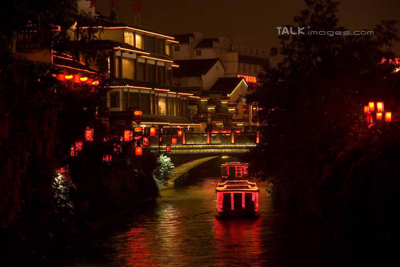 无人,寺庙,横图,彩色,室外,夜晚,正面,旅游,度假,河流,名胜古迹,水,标志建筑,地标,建筑,霓虹灯,船,照明,南京,中国,亚洲,阴影,节日,朦胧,模糊,遗迹,光线,灯笼,影子,纸灯笼,河水,水流,灯光,木船,七彩,古迹,文化,文物,娱乐,光源,建设,古建筑,江苏,霓虹,灯,灯具,庙宇,交通工具,祈祷,享受,休闲,健康,旅游胜地,放松,许愿,宗教,佛教,信仰,纪念,夫子庙,祈求,照亮,舟,照明设备,载具,古文明,东亚,江苏省,南京市,中华人民共和国,华东地区,苏,省会,氖灯,释教,南京夫子庙,平安,石头城,彩图,庙,寺,shwf1