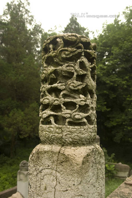 无人,栏杆,竖图,室外,白天,正面,旅游,度假,草地,草坪,名胜古迹,植物,标志建筑,地标,建筑,雕塑,南京,中国,亚洲,遗迹,艺术,装饰,纹路,雕刻,雕像,扶手,纹理,古迹,文物,娱乐,建设,古建筑,江苏,护栏,石雕,草,树,树木,绿色,自然,工艺品,享受,休闲,墓地,旅游胜地,放松,生长,成长,纪念,明孝陵,美术,坟墓,陵墓,主题,陈列,坟场,古文明,东亚,江苏省,南京市,肌理,中华人民共和国,华东地区,苏,省会,功能,美学,玄武,石头城,彩图,玄武区,孝陵,shwf1