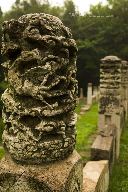 无人,栏杆,竖图,室外,白天,正面,旅游,度假,草地,草坪,名胜古迹,植物,标志建筑,地标,建筑,雕塑,南京,中国,亚洲,一排,遗迹,艺术,整齐,装饰,纹路,雕刻,雕像,扶手,纹理,古迹,文物,娱乐,建设,古建筑,江苏,护栏,石雕,草,树,树木,排列,绿色,自然,工艺品,享受,休闲,墓地,旅游胜地,放松,生长,成长,纪念,明孝陵,美术,坟墓,陵墓,队列,主题,陈列,坟场,古文明,东亚,江苏省,南京市,肌理,中华人民共和国,华东地区,苏,省会,功能,美学,玄武,石头城,彩图,玄武区,孝陵,shwf1