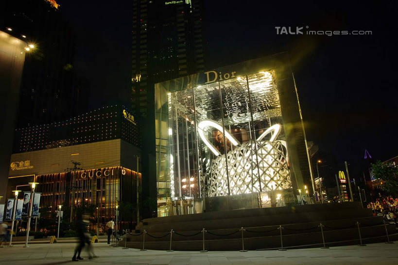 三个人,商店,走,横图,室外,夜晚,仰视,购物,度假,消费,美景,窗户,落地窗,城市风光,超市,城市,橱窗,商场,礼盒,礼物,上海,中国,亚洲,行人,阴影,服装,光线,影子,纸盒,景观,灯光,注视,休闲装,娱乐,路人,玻璃窗,盒子,南京西路,衣服,包装盒,礼品盒,观察,看,享受,休闲,休闲服,景色,放松,金融,百货,服饰,礼品,观看,恒隆广场,申,察看,关注,选购,贸易,百货公司,东亚,玻璃橱窗,静安区,上海市,中华人民共和国,沪,华东地区,血拼,过客,男人,男性,年轻男性,年轻女性,女人,女性,步行,散步,走路,彩图,低角度拍摄,全身,购物商场,购物中心,商业中心,shwf1