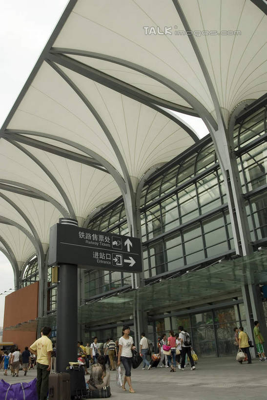 东方人,火车站,走,竖图,室外,白天,仰视,度假,美景,城市风光,城市,指示牌,上海,中国,亚洲,行人,游客,游人,服装,英文,标志,路标,文字,字符,字母,景观,许多人,注视,休闲装,黄种人,方向,娱乐,标识,路牌,路人,旅客,箭头,衣服,上海站,观察,看,一群人,享受,休闲,休闲服,景色,放松,服饰,观看,英文字母,申,察看,指向,关注,东亚,上海火车站,上海市,中华人民共和国,沪,华东地区,簇,闸北区,过客,男人,男性,年轻男性,年轻女性,女人,女性,亚洲人,步行,散步,走路,半身,彩图,低角度拍摄,铁路车站,铁路站,shwf1