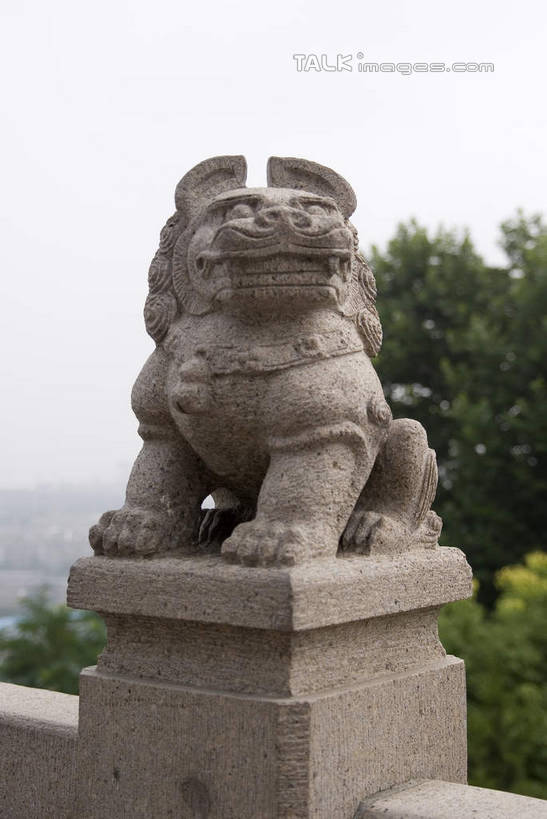 无人,站,竖图,室外,白天,正面,旅游,度假,名胜古迹,植物,标志建筑,地标,建筑,哺乳动物,野生动物,狮子,雕塑,南京,中国,亚洲,阴影,辟邪,遗迹,艺术,装饰,光线,雕刻,雕像,影子,注视,古迹,文化,文物,娱乐,建设,古建筑,江苏,石雕,树,树木,一只,蓝色,绿色,蓝天,天空,阳光,自然,动物,工艺品,石狮,天,观察,看,祈祷,站着,享受,休闲,健康,旅游胜地,放松,许愿,生长,晴朗,成长,观看,纪念,狮子山,阅江楼,祈求,美术,察看,关注,主题,凶猛,陈列,古文明,东亚,鼓楼,江苏省,南京市,万里无云,中华人民共和国,华东地区,苏,省会,功能,美学,驱邪,祛邪,避邪,守护神,残暴,平安,凶残,石头城,晴空,晴空万里,站立,彩图,全身,鼓楼区,卢龙山,shwf1