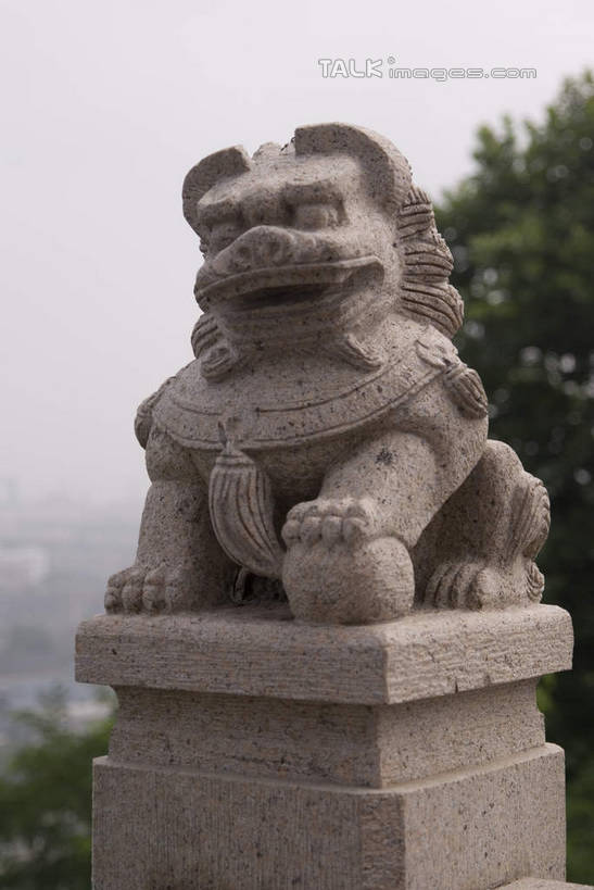 无人,站,竖图,室外,白天,正面,旅游,度假,名胜古迹,植物,标志建筑,地标,建筑,哺乳动物,野生动物,狮子,雕塑,南京,中国,亚洲,阴影,辟邪,遗迹,艺术,装饰,光线,雕刻,雕像,影子,注视,古迹,文化,文物,娱乐,建设,古建筑,江苏,石雕,树,树木,一只,蓝色,绿色,蓝天,天空,阳光,自然,动物,工艺品,石狮,天,观察,看,祈祷,站着,享受,休闲,健康,旅游胜地,放松,许愿,生长,晴朗,成长,观看,纪念,狮子山,阅江楼,祈求,美术,察看,关注,主题,凶猛,陈列,古文明,东亚,鼓楼,江苏省,南京市,万里无云,中华人民共和国,华东地区,苏,省会,功能,美学,驱邪,祛邪,避邪,守护神,残暴,平安,凶残,石头城,晴空,晴空万里,站立,彩图,全身,鼓楼区,卢龙山,shwf1