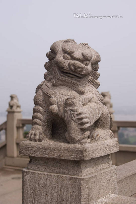 无人,站,竖图,室外,白天,正面,旅游,度假,名胜古迹,标志建筑,地标,建筑,哺乳动物,野生动物,狮子,雕塑,南京,中国,亚洲,阴影,辟邪,遗迹,艺术,装饰,光线,雕刻,雕像,影子,注视,古迹,文化,文物,娱乐,建设,古建筑,江苏,石雕,一只,蓝色,蓝天,天空,阳光,动物,工艺品,石狮,天,观察,看,祈祷,站着,享受,休闲,健康,旅游胜地,放松,许愿,晴朗,观看,纪念,狮子山,阅江楼,祈求,美术,察看,关注,主题,凶猛,陈列,古文明,东亚,鼓楼,江苏省,南京市,万里无云,中华人民共和国,华东地区,苏,省会,功能,美学,驱邪,祛邪,避邪,守护神,残暴,平安,凶残,石头城,晴空,晴空万里,站立,彩图,全身,鼓楼区,卢龙山,shwf1