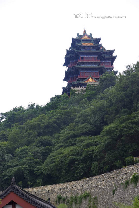 无人,竖图,室外,白天,仰视,旅游,度假,名胜古迹,树林,植物,标志建筑,地标,建筑,南京,中国,亚洲,阴影,遗迹,光线,影子,房屋,楼阁,屋子,古迹,文物,娱乐,建设,古建筑,江苏,楼房,树,树木,蓝色,绿色,蓝天,天空,阳光,自然,天,享受,休闲,旅游胜地,放松,生长,晴朗,成长,狮子山,阅江楼,古文明,东亚,鼓楼,江苏省,南京市,万里无云,中华人民共和国,华东地区,苏,省会,石头城,晴空,晴空万里,彩图,低角度拍摄,房子,鼓楼区,卢龙山,架空,shwf1