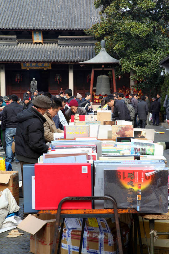 东方人,儿童,站,坐,竖图,室外,白天,正面,购物,旅游,度假,纯洁,消费,名胜古迹,植物,桌子,标志建筑,地标,建筑,书籍,上海,中国,亚洲,一堆,许多,握,堆叠,堆积,遗迹,散落,瓦片,屋檐,地面,市场,许多人,拿,拿着,注视,黄种人,古迹,文物,娱乐,建设,古建筑,檐,树,树木,小孩,绿色,自然,观察,看,站着,一群人,享受,休闲,旅游胜地,放松,可爱,童年,童趣,握着,金融,生长,成长,观看,堆,申,察看,关注,选购,贸易,童真,黄浦区,古文明,东亚,烂漫,无邪,上海市,文庙,中华人民共和国,沪,华东地区,天真,男孩,男人,男性,年轻男性,年轻女性,女人,女性,亚洲人,孩子,书,图书,站立,坐着,半身,彩图,男生,上海文庙,文庙路,书市,shwf1