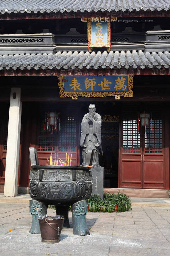 东方人,一个人,站,握手,竖图,室外,白天,正面,民族服装,购物,旅游,度假,消费,草地,草坪,名胜古迹,植物,门,标志建筑,地标,建筑,雕塑,上海,中国,亚洲,仅一个男性,仅一个人,阴影,服装,遗迹,艺术,装饰,光线,标志,雕刻,雕像,牌匾,瓦片,文字,影子,柱子,字符,屋檐,地面,市场,古典,注视,黄种人,古迹,文化,文物,娱乐,标识,建设,传统,古建筑,石雕,檐,草,衣服,绿色,阳光,工艺品,门框,观察,看,站着,仅一个老年男性,享受,休闲,汉字,旅游胜地,放松,金融,服饰,观看,纪念,鼎,古装,美术,申,察看,关注,中文,主题,陈列,选购,贸易,黄浦区,古文明,东亚,上海市,儒家,文庙,孔子,中华人民共和国,沪,华东地区,功能,美学,国文,华文,韵味,青铜器,教育家,思想家,政治家,孔丘,孔圣人,孔仲尼,仲尼,社会活动家,文学家,万世师表,至圣,至圣先师,老年男性,男人,男性,亚洲人,站立,彩图,全身,传统服装,民俗服,上海文庙,文庙路,书市,shwf1