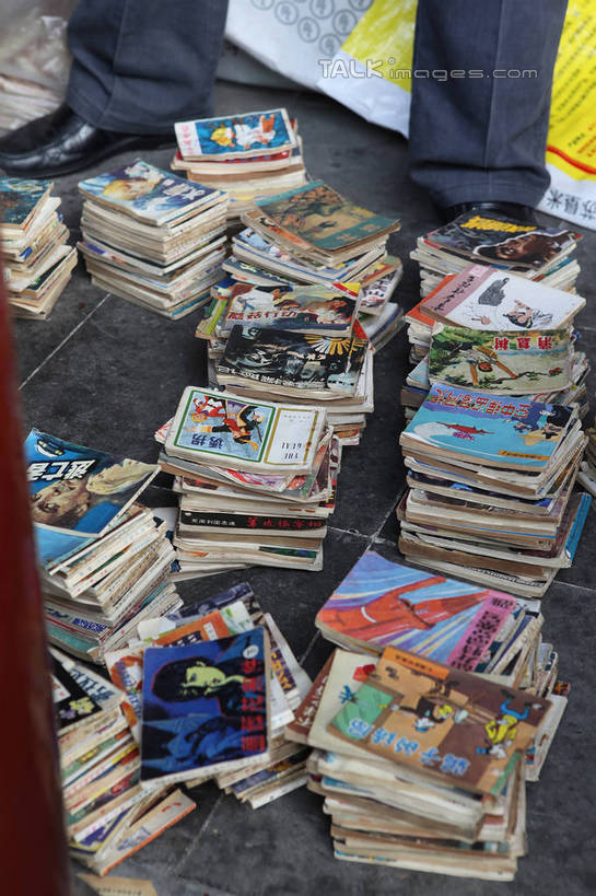 东方人,一个人,站,竖图,俯视,室外,白天,鞋,购物,旅游,度假,消费,名胜古迹,标志建筑,地标,建筑,杂志,书籍,鞋子,上海,中国,亚洲,仅一个男性,仅一个人,许多,花纹,裤子,遗迹,装饰,图案,皮革,市场,黄种人,古迹,文物,娱乐,建设,古建筑,仅一个年轻男性,站着,享受,休闲,旅游胜地,放松,金融,华丽,修饰,点缀,申,选购,贸易,黄浦区,古文明,东亚,上海市,文庙,中华人民共和国,沪,华东地区,衬托,美观,雅致,雅观,男人,男性,年轻男性,亚洲人,书,图书,站立,半身,彩图,高角度拍摄,皮鞋,上海文庙,文庙路,书市,shwf1