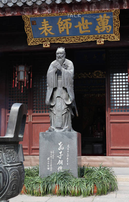 东方人,一个人,站,握手,竖图,室外,白天,正面,民族服装,购物,旅游,度假,消费,草地,草坪,名胜古迹,植物,门,标志建筑,地标,建筑,雕塑,上海,中国,亚洲,仅一个男性,仅一个人,阴影,服装,遗迹,艺术,装饰,光线,标志,雕刻,雕像,牌匾,瓦片,文字,影子,柱子,字符,屋檐,地面,市场,古典,注视,黄种人,古迹,文化,文物,娱乐,标识,建设,传统,古建筑,石雕,檐,草,衣服,绿色,阳光,工艺品,门框,观察,看,站着,仅一个老年男性,享受,休闲,汉字,旅游胜地,放松,金融,服饰,观看,纪念,鼎,古装,美术,申,察看,关注,中文,主题,陈列,选购,贸易,黄浦区,古文明,东亚,上海市,儒家,文庙,孔子,中华人民共和国,沪,华东地区,功能,美学,国文,华文,韵味,青铜器,教育家,思想家,政治家,孔丘,孔圣人,孔仲尼,仲尼,社会活动家,文学家,万世师表,至圣,至圣先师,老年男性,男人,男性,亚洲人,站立,彩图,全身,传统服装,民俗服,上海文庙,文庙路,书市,shwf1