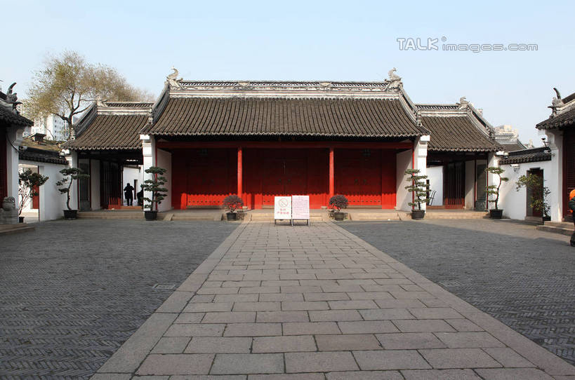 无人,寺庙,横图,室外,白天,正面,旅游,度假,名胜古迹,植物,门,标志建筑,道路,地标,建筑,路,上海,中国,亚洲,阴影,节日,遗迹,光线,盆栽,瓦片,影子,柱子,墙,屋檐,石板,小路,盆景,地面,交通,燃烧,古迹,文化,文物,娱乐,建设,古建筑,檐,殿堂,墙壁,墙面,石板路,红色,蓝色,绿色,白色,蓝天,天空,阳光,自然,香火,门框,庙宇,天,祈祷,享受,休闲,健康,旅游胜地,放松,许愿,宗教,信仰,生长,晴朗,成长,纪念,祈求,申,黄浦区,古文明,东亚,上海市,文庙,万里无云,中华人民共和国,沪,华东地区,平安,晴空,晴空万里,彩图,庙,寺,上海文庙,文庙路,shwf1