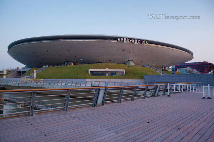 无人,栏杆,横图,室外,白天,正面,度假,草地,草坪,美景,植物,地板,楼梯,城市风光,城市,道路,路,路灯,公路,照明,上海,中国,亚洲,阴影,光线,影子,阶梯,景观,围栏,灯光,分界线,地面,停车线,交通,娱乐,护栏,木地板,台阶,灯,草,蓝色,绿色,蓝天,天空,阳光,天,享受,休闲,世博文化中心,上海世博馆,世博馆,上海世博会,世博,世博会,景色,放松,晴朗,车行道,车行道分界线,照亮,申,照明设备,标线,东亚,车行线,世博园,上海市,万里无云,中华人民共和国,沪,华东地区,晴空,晴空万里,马路,彩图,梅赛德斯.奔驰文化中心,梅赛德斯奔驰文化中心,上海梅赛德斯.奔驰文化中心,shwf1