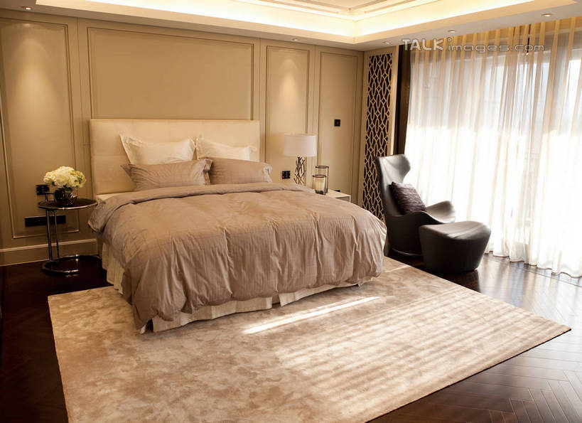 无人,家,横图,室内,白天,正面,别墅,窗户,窗帘,床,地板,地毯,柜子,家具,靠垫,落地窗,沙发,台灯,天花板,卧室,装修,建筑,花瓶,照明,欧式,许多,阴影,装饰,盛开,光线,影子,陶瓷,房屋,墙,双人床,屋子,公寓,灯光,床单,靠枕,陶瓷制品,地面,豪华,花蕾,被子,建设,现代,装潢,洋房,楼房,木地板,玻璃窗,墙壁,墙面,住宅,灯,花,花瓣,花朵,鲜花,黄色,阳光,瓶子,橱柜,床头柜,灯具,垫子,室内装潢,枕头,花苞,花蕊,射灯,样板房,明亮,照亮,舒适,被单,家居装潢,照明设备,房产,房地产,房屋设计,地中海风格,古典风格,简约风格,室内设计,宽敞,样板房装潢,设计,彩图,房子,睡房,卧房,皮沙发,shwf1