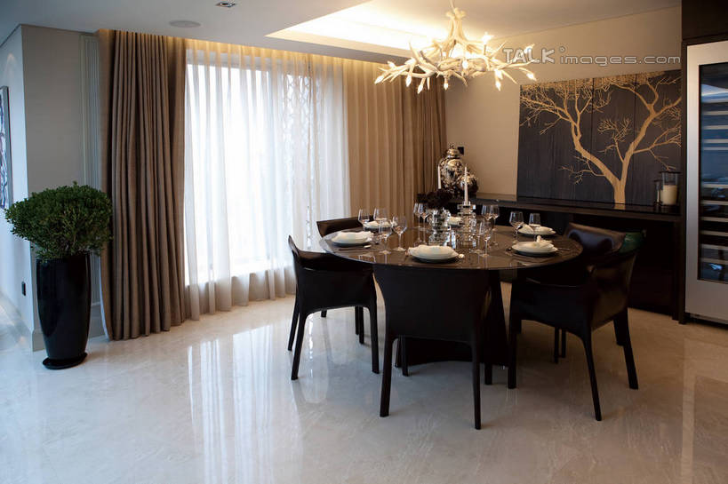 无人,家,横图,室内,白天,正面,植物,别墅,餐桌,窗户,窗帘,柜子,家具,落地窗,天花板,装修,桌子,建筑,杯子,餐具,椅子,照明,欧式,许多,阴影,装饰,环绕,围绕,光线,瓷砖,地砖,碟子,高脚杯,盘,盆栽,影子,饭厅,房屋,木椅,墙,屋子,公寓,灯光,盆景,地面,豪华,建设,现代,装潢,洋房,楼房,吊灯,玻璃窗,墙壁,墙画,墙面,住宅,玻璃制品,灯,排列,绿色,阳光,自然,盘子,酒杯,橱柜,灯具,碟,室内装潢,靠椅,生长,成长,餐台,华丽,修饰,样板房,明亮,照亮,点缀,舒适,家居装潢,照明设备,队列,房产,房地产,房屋设计,地中海风格,古典风格,简约风格,室内设计,宽敞,样板房装潢,衬托,美观,雅致,雅观,设计,玻璃杯,装饰画,彩图,房子,shwf1