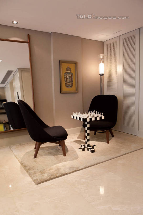 无人,家,竖图,室内,白天,正面,游戏,快乐,比赛,竞争,别墅,地毯,柜子,家具,镜子,沙发,装修,桌面,桌子,建筑,照明,欧式,装饰,瓷砖,地砖,房屋,墙,屋子,公寓,灯光,地面,豪华,玩,娱乐,建设,现代,装潢,洋房,楼房,墙壁,墙面,住宅,灯,白色,黑色,象棋,橱柜,灯具,落地灯,室内装潢,休闲,棋盘,国际象棋,益智,活动,样板房,明亮,照亮,镜像,舒适,家居装潢,镜面,照明设备,发泄,消遣,智力,房产,房地产,房屋设计,地中海风格,古典风格,简约风格,布艺沙发,室内设计,宽敞,样板房装潢,宣泄,设计,玩耍,嬉戏,彩图,房子,shwf1