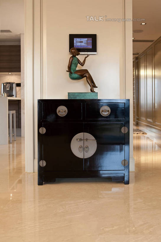 东方人,一个人,无人,家,坐,举,竖图,室内,白天,正面,别墅,柜子,家具,装修,建筑,雕塑,欧式,亚洲,仅一个年轻女性,仅一个女性,仅一个人,艺术,装饰,瓷砖,地砖,雕刻,雕像,房屋,墙,屋子,公寓,地面,豪华,黄种人,建设,现代,装潢,洋房,楼房,墙壁,墙面,住宅,工艺品,橱柜,室内装潢,托,纪念,样板房,明亮,美术,舒适,家居装潢,主题,房产,房地产,房屋设计,地中海风格,古典风格,简约风格,陈列,室内设计,宽敞,样板房装潢,功能,美学,年轻女性,女人,女性,亚洲人,设计,举起,举手,举着,拉手,向上举,向上伸,向上托,坐着,彩图,全身,房子,shwf1